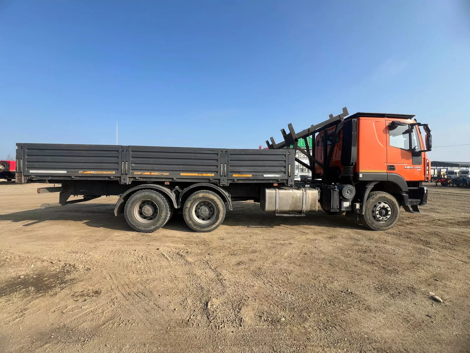 КАРВИНГ 3370AE на шасси HONGYAN CQ3346 6x4 Бортовой с КМУ