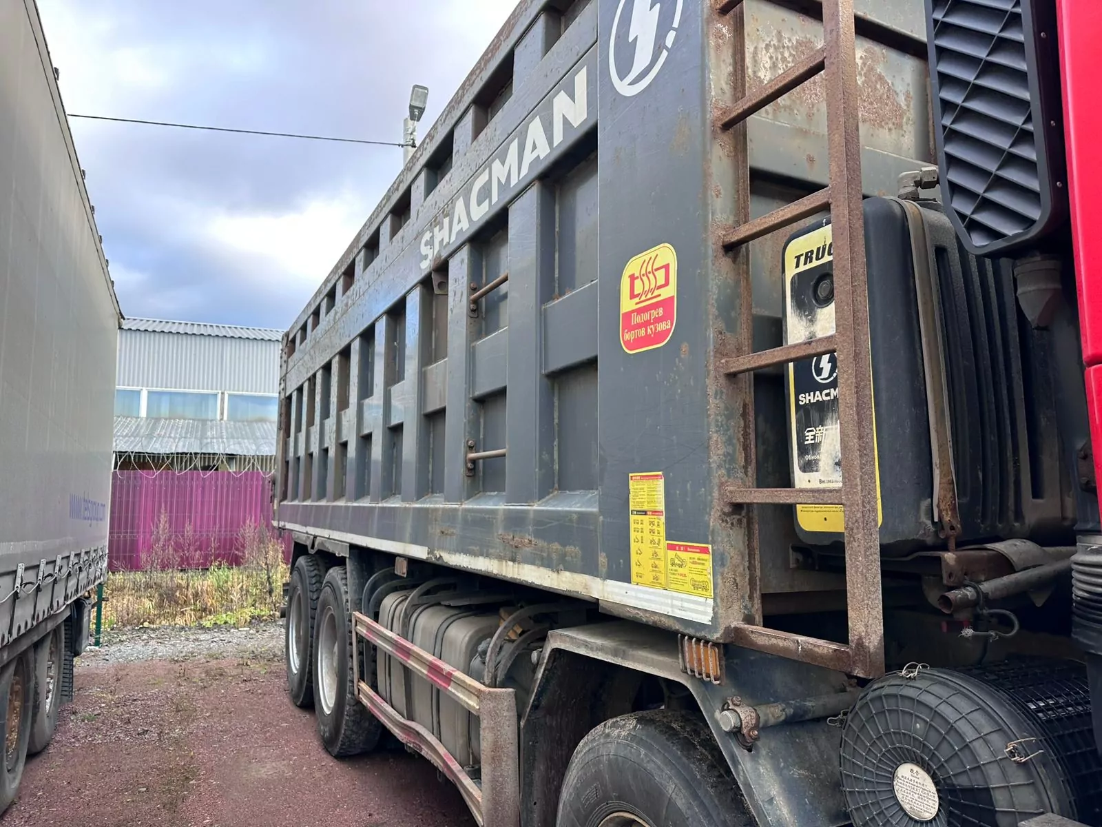 Shacman SX33186W366C 8x4 Самосвал