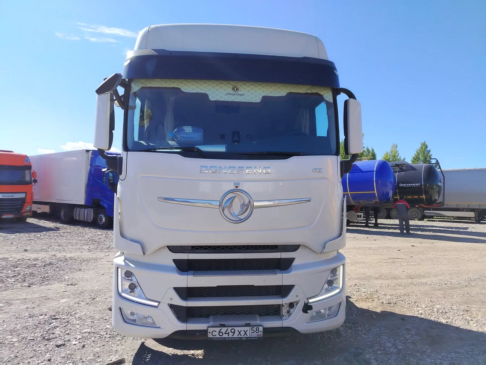 DongFeng DFH 4x2 Седельный тягач