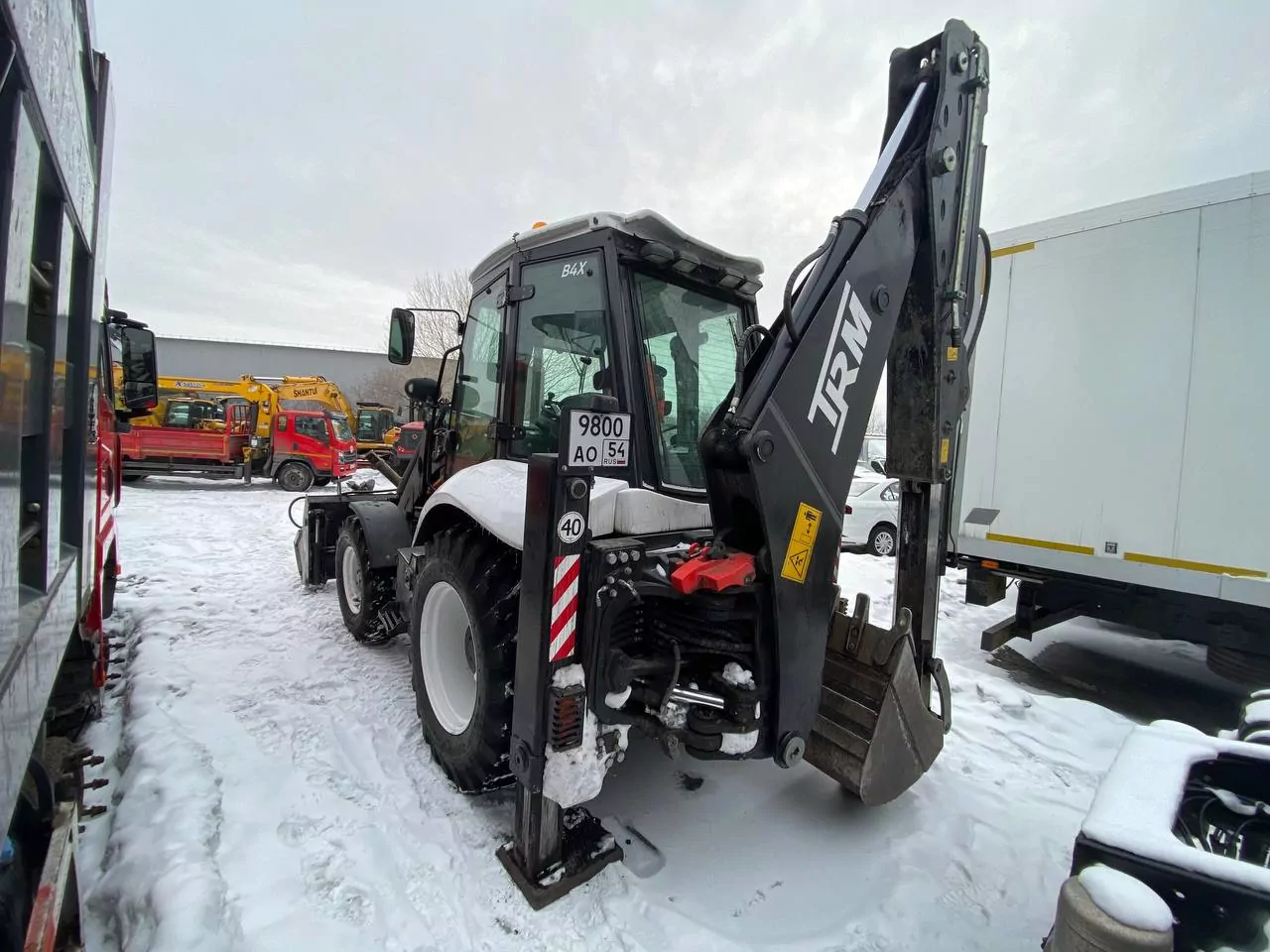TRM B4X Экскаватор-погрузчик