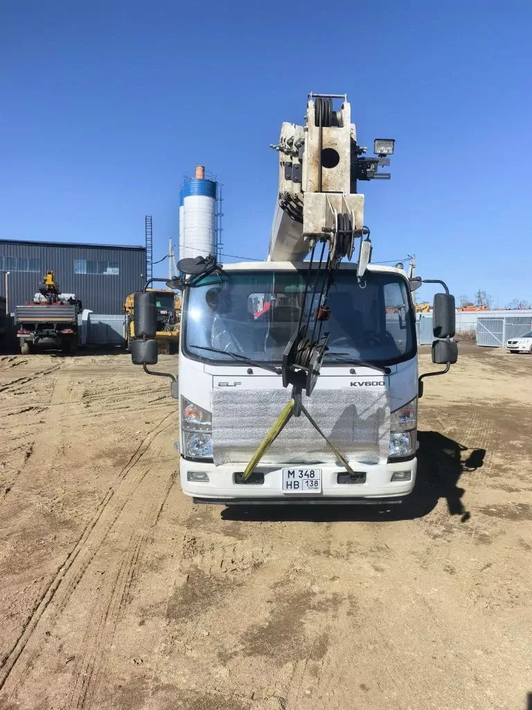 Isuzu ELF 8.3 4x2 Автокран