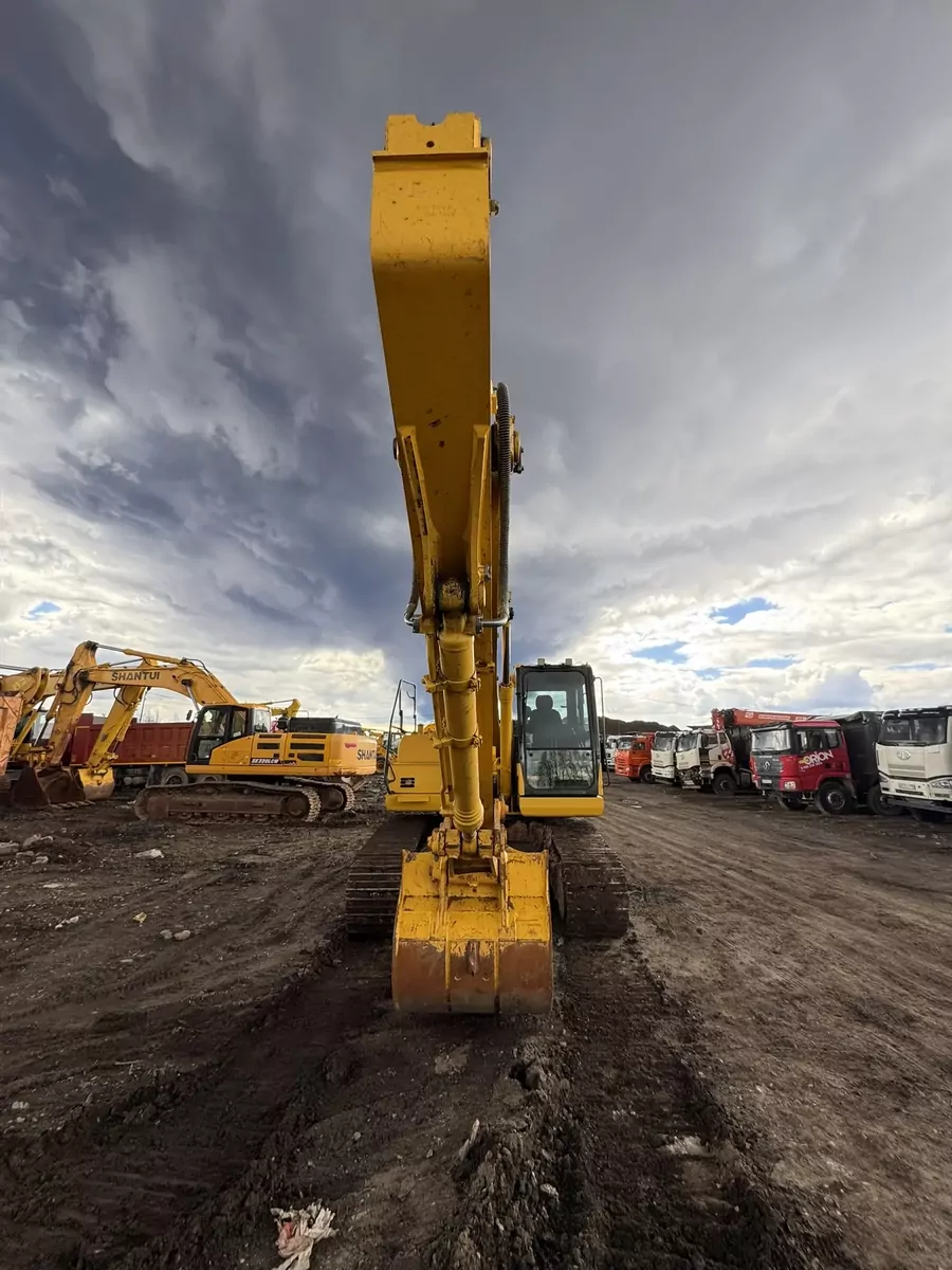 KOMATSU PC210-10M0 Экскаватор