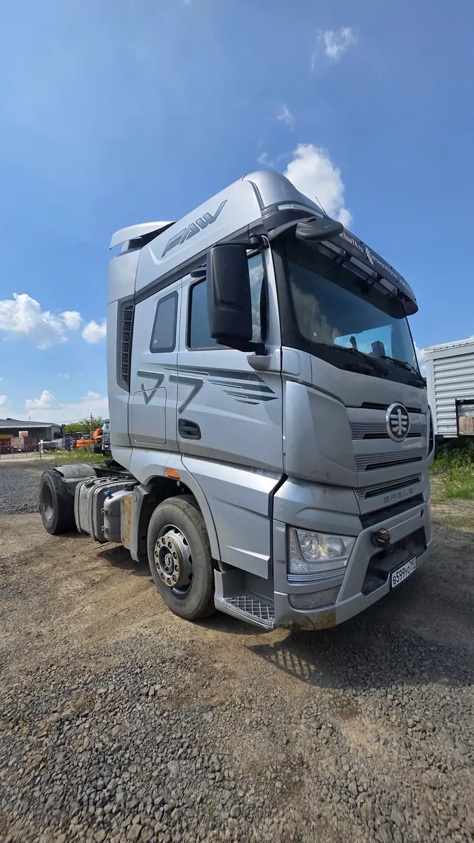 FAW J7 4x2 Седельный тягач
