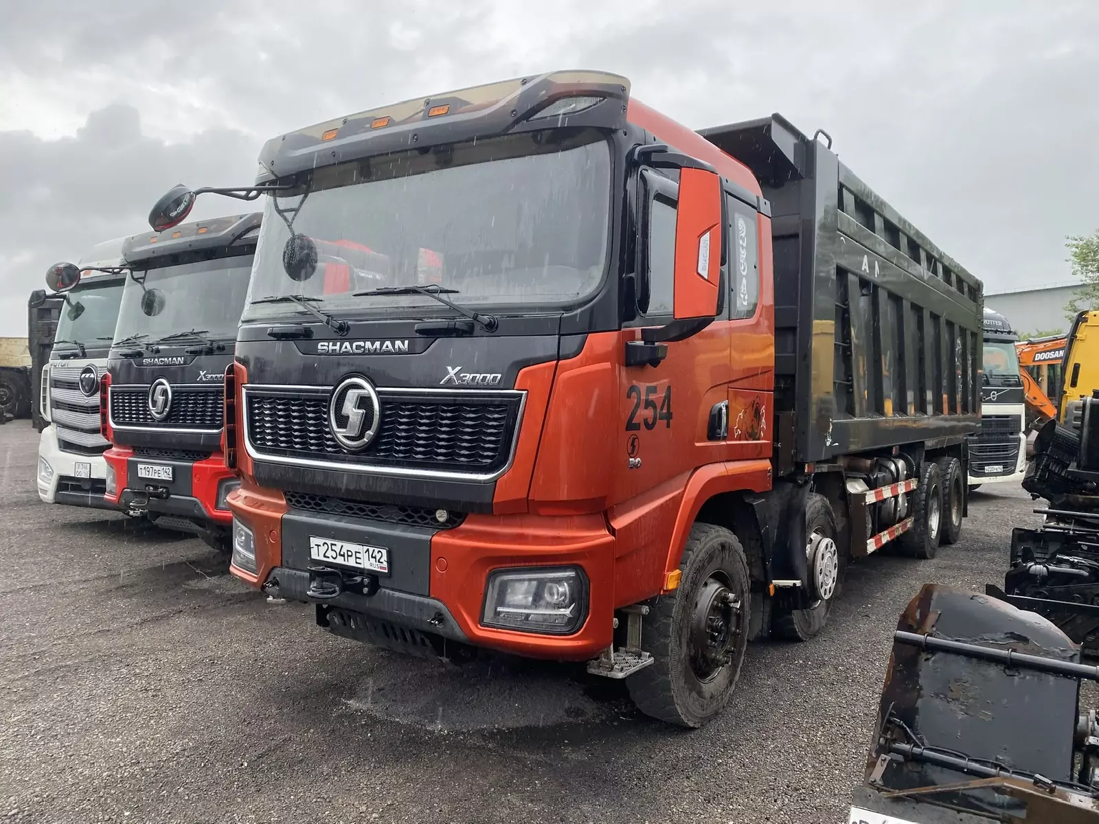 Shacman SX33186V366 8x4 Самосвал