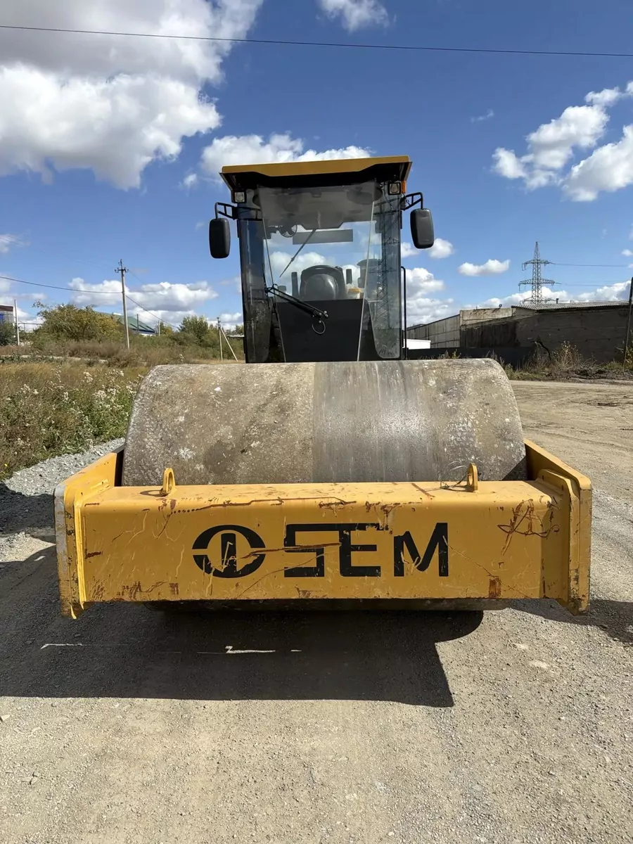 Caterpillar SEM 518 Каток