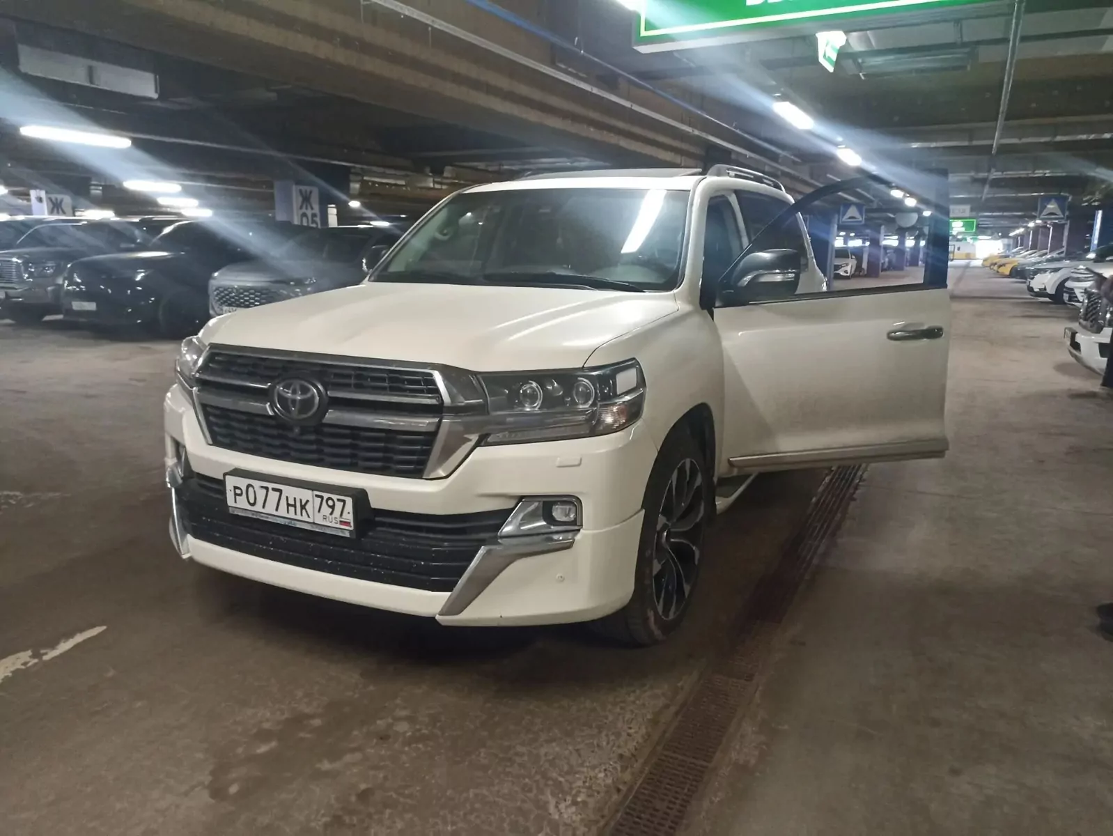 Toyota LAND CRUISER 200