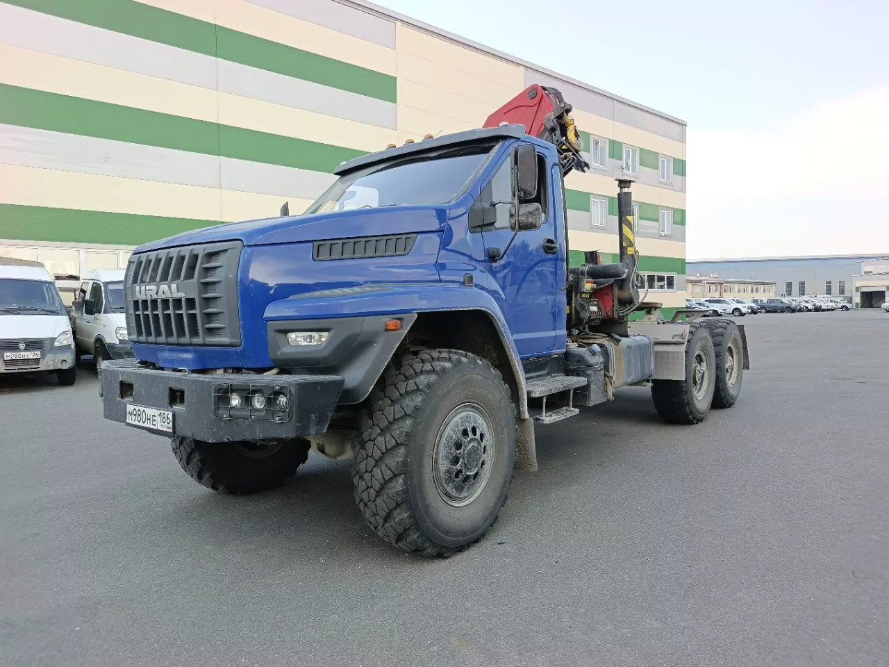 Ural NEXT 4320 6x6 Седельный тягач с КМУ