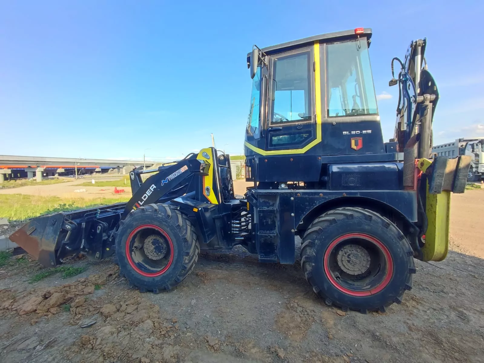 BOULDER BL 30-25 Экскаватор-погрузчик