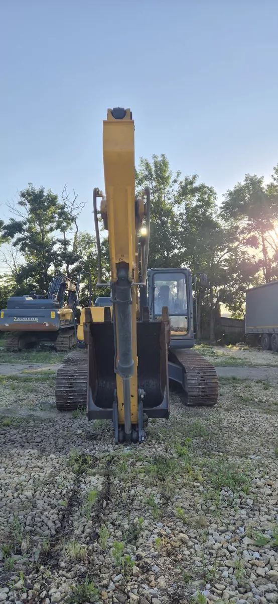 Beezone B250EW Экскаватор