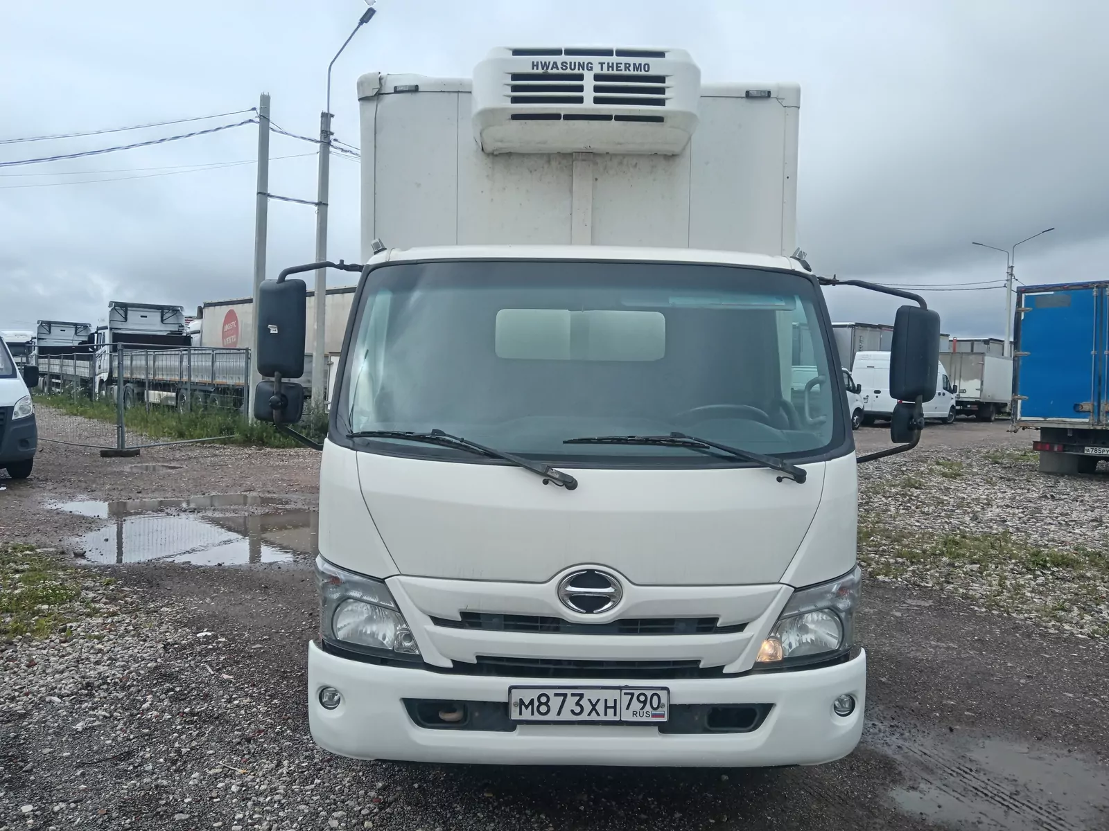 Центртранстехмаш АФ-477100-02 на шасси HINO 300 4x2 Изотермический рефрижератор с гидробортом